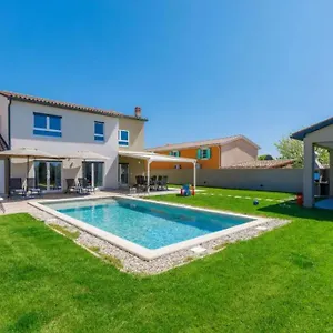 Edi-heated Pool & E-bike Villa Šišan